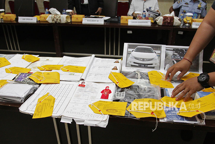 Police exposes evidence of human trafficking case at Crime Division of Indonesian Police office, Jakarta, Monday (April 23). 