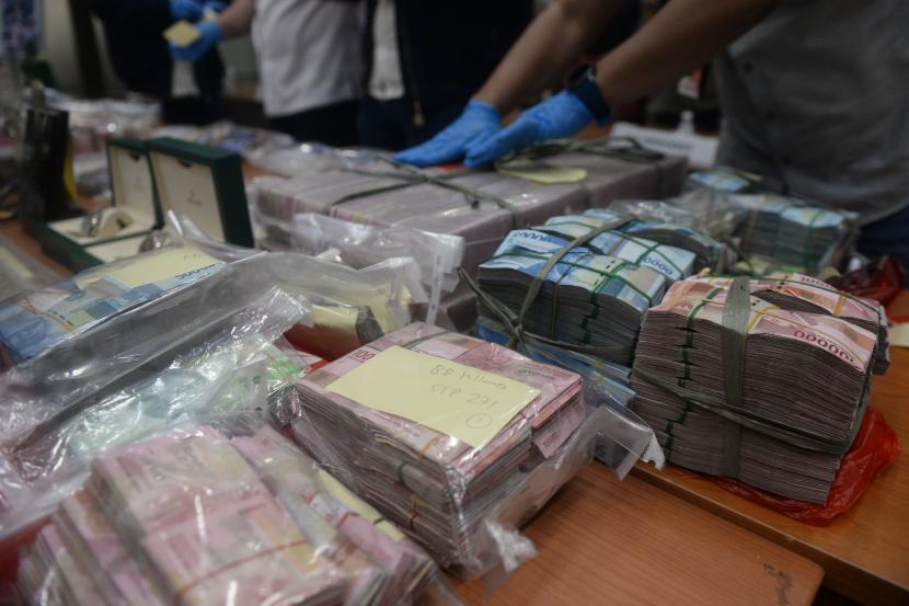 Sejumlah barang bukti diperlihatkan saat rilis kasus dugaan investasi ilegal E-Dinar Coin Cash (EDC Cash) di Kantor Bareskrim, Mabes Polri, Jakarta.