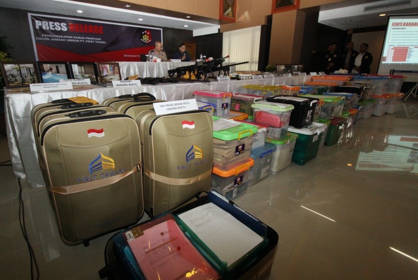 Sejumlah barang bukti ditunjukkan kepada wartawan saat gelar perkara kasus penipuan PT First Travel di Bareskrim Polri, Jakarta, Selasa (22/8). 