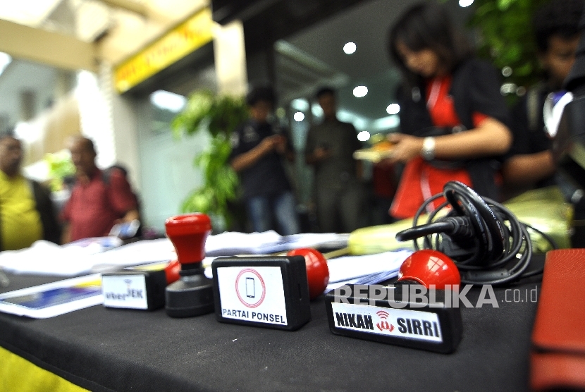  Sejumlah barang bukti saat rilis tindak pidana perdagangan orang dalam situ nikahsiri di Polda Metro Jaya, Jakarta, Ahad (24/9).