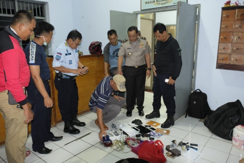 Sejumlah barang terlarang diamankan petugas saat melakukan razia di Lapas Besi, Nusakambangan, Kabupaten Cilacap, Rabu (17/1)