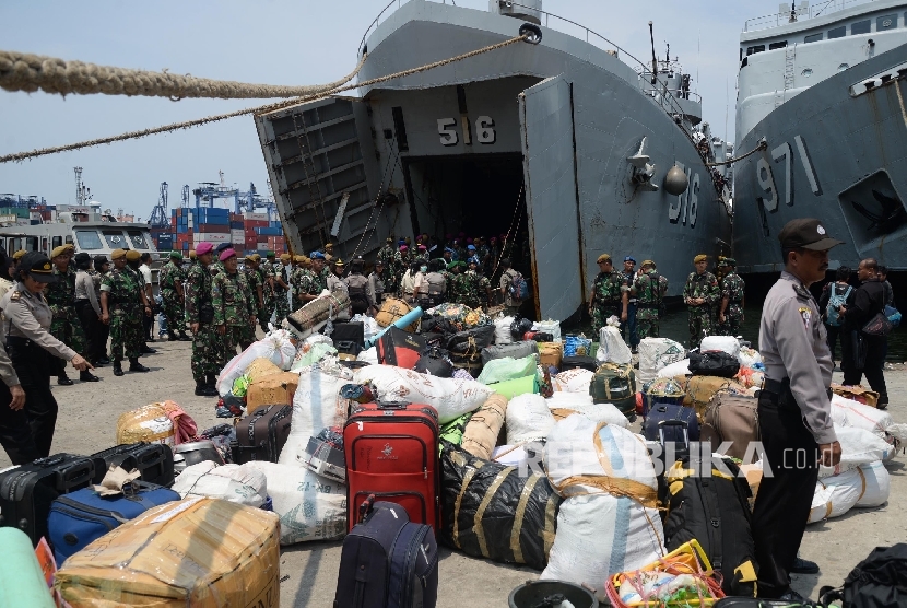   Sejumlah barang warga eks anggota Gerakan Fajar Nusantara (Gafatar) yang baru turun dari KRI Banten saat tiba di Pelabuhan Kolinlamil Tanjung Priok, Jakarta Utara, Rabu (27/1). (Republika/Yasin Habibi)