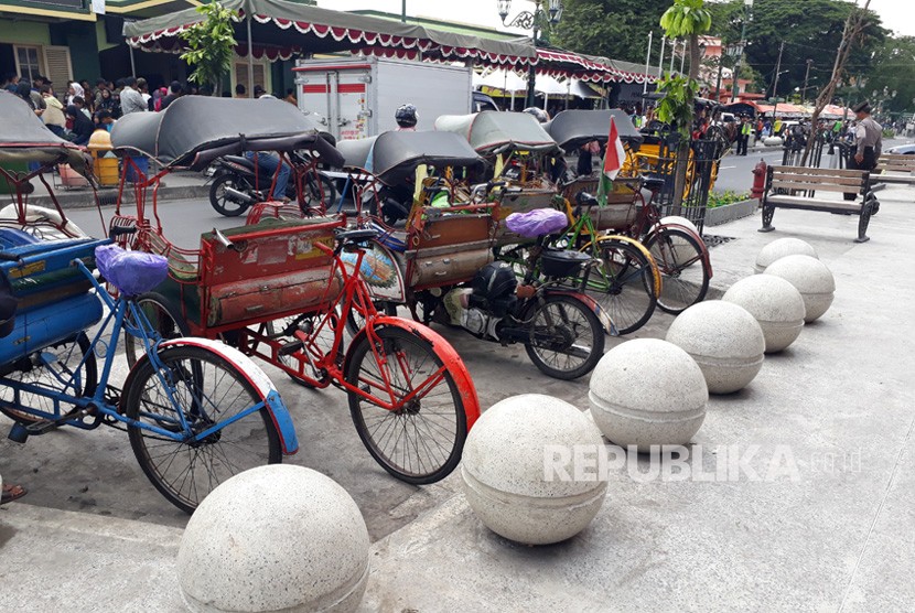  Sejumlah becak yang terparkir di sebelah pedestrian Malioboro  Yogyakarta. 