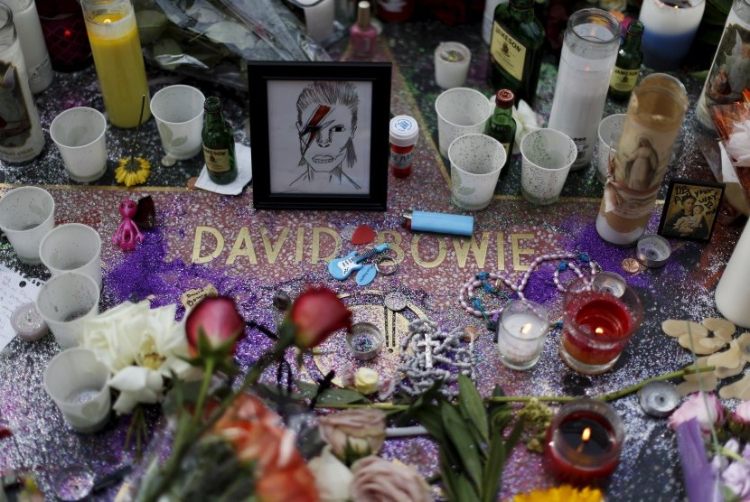 Sejumlah benda diletakkan di tanda bintang David Bowie di Hollywood Walk of Fame Los Angeles sebagai pengingat atas karya David semasa hidupnya.