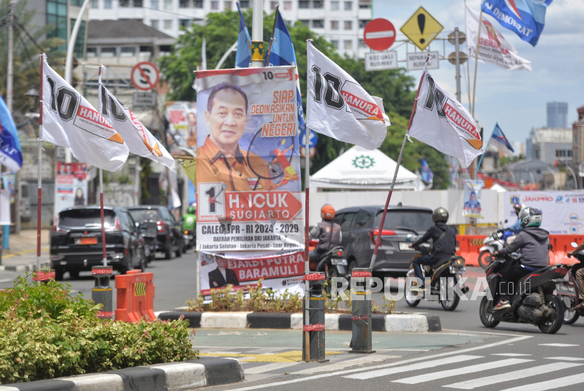 Sejumlah Bendera Parpol/Alat Peraga Kampanye (APK) terpasang di Stand bollard atau tiang patok pembatas antara jalan dan trotoar di Kawasan Jalan Proklamasi, Jakarta, Rabu (24/1/2024).