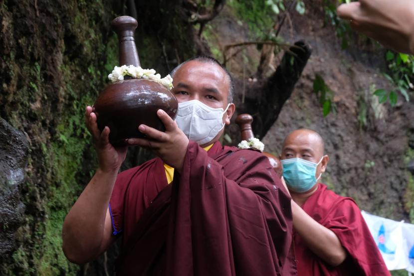 Sejumlah Bhiksu membawa kendi berisi air suci pada rangkaian perayaan Tri Suci Waisak 2566 BE/2022 di Umbul Jumprit, Tegalrejo, Kecamatan Ngadirejo, Magelang, Jawa Tengah, Ahad (15/5/2022). 