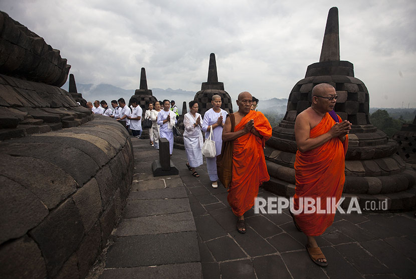 Umat Budha beribadah di Candi Borobudhur. Menteri BUMN Erick Thohir bersyukur umat Budha maksimalkan pengembalian fungsi Candi Borobudur. (ilustrasi)