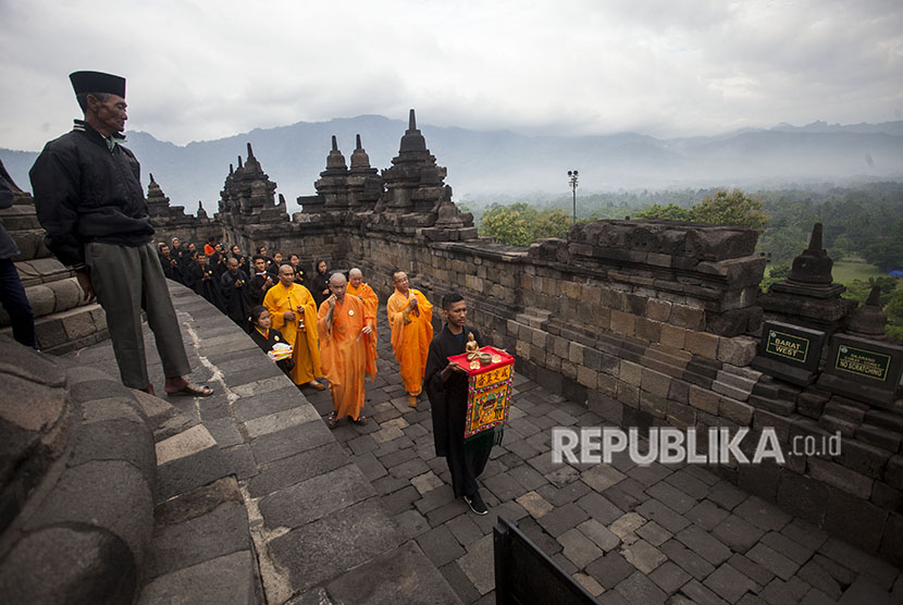 Sejumlah Biksu dan umat Budha melakukan ritual doa pagi Waisak 2018 di Candi Borobudur, Magelang, Jateng, DI Yogyakarta. 