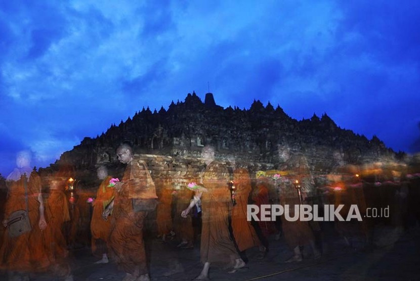 Sejumlah Biksu melakukan Pradaksina mengelilingi candi Borobudur pada puncak perayaan Tri Suci Waisak tahun 2561 B.E/ 2017 di komplek Candi Borobudur, Magelang, Jawa Tengah, Kamis (11/5). Perayaan Tri Suci Waisak tahun ini mengusung tema 