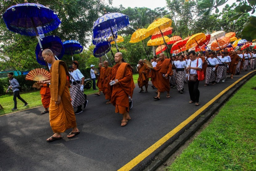 Sejumlah biksu mengikuti kirab saat prosesi kirab Waisak di kawasan Candi Borobudur, Kabupaten Magelang, Jawa Tengah, Sabtu (18/5/2019).