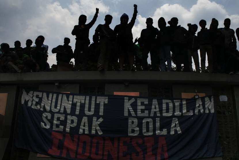 Sejumlah Bobotoh atau pendukung Persib Bandung melakukan aksi unjuk rasa di depan Gedung Sate, Bandung, Jawa Barat, Sabtu (13/10).