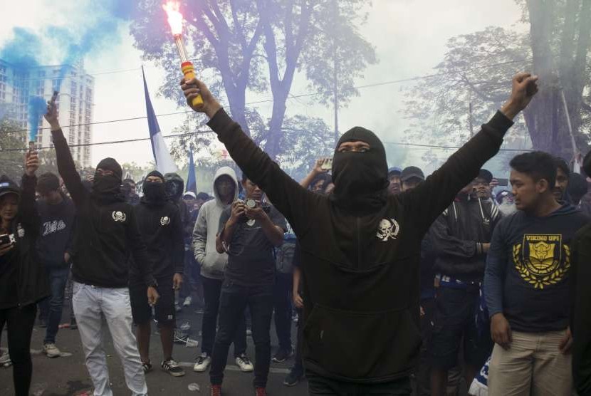 Sejumlah Bobotoh atau pendukung Persib Bandung melakukan aksi unjuk rasa di depan Gedung Sate, Bandung, Jawa Barat, Sabtu (13/10).
