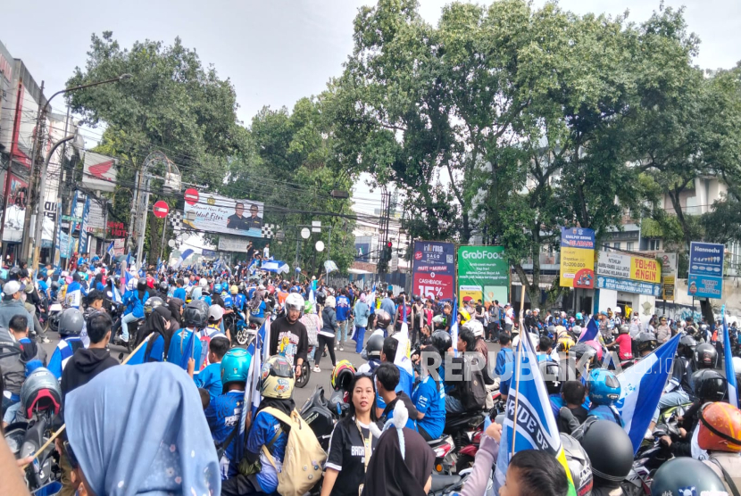 Sejumlah bobotoh mengikuti konvoi Persib Juara di kawasan Balai Kota Bandung, Jawa Barat, Ahad (25/5/2025).