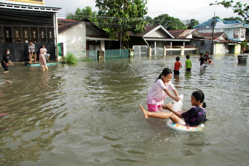 Banjir Mamuju meluas dan sudah selutut orang dewasa.