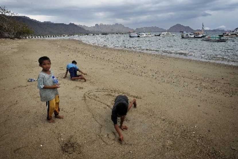 Sejumlah bocah bermain di tepi pantai di Pulau Komodo, Nusa Tenggara Timur (ilustrasi).