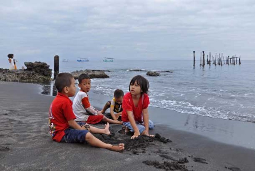 Sejumlah bocah bermain pasir dipinggiran pantai Ampenan, Mataram, NTB.