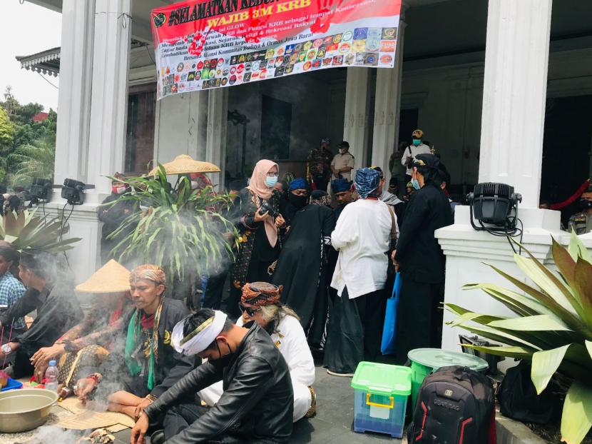Sejumlah budayawan menggelar aksi penolakan atraksi malam GLOW Kebun Raya Bogor (KRB), di Balai Kota Bogor, Rabu (13/10). 