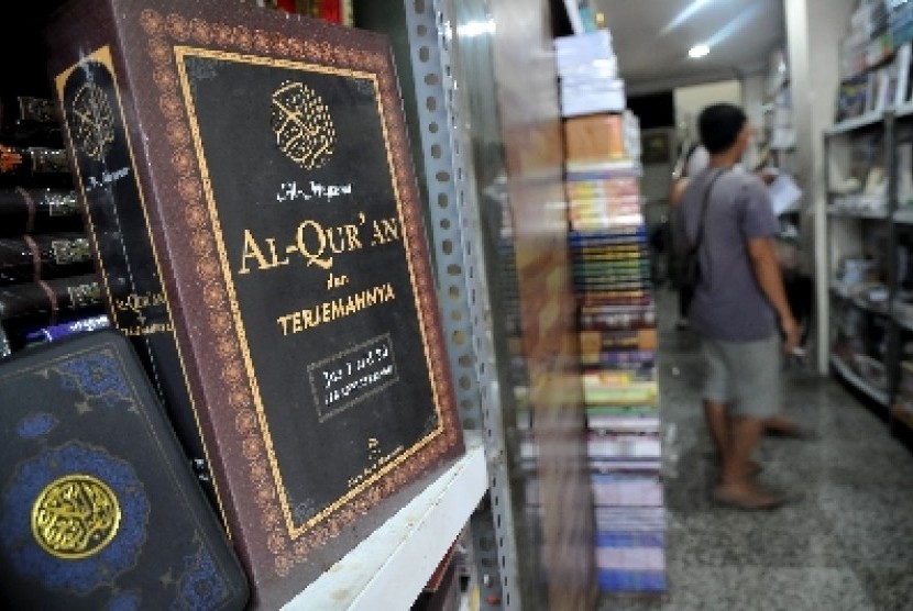 Sejumlah buku-buku Islami terpajang di salah satu toko buku di Kawasan Kwitang, Jakarta Pusat.