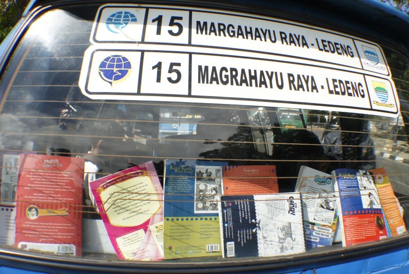 Sejumlah buku dipajang di dalam angkot saat peluncuran Angkot Pintar di Bandung, Jawa Barat, Jumat (16/12).