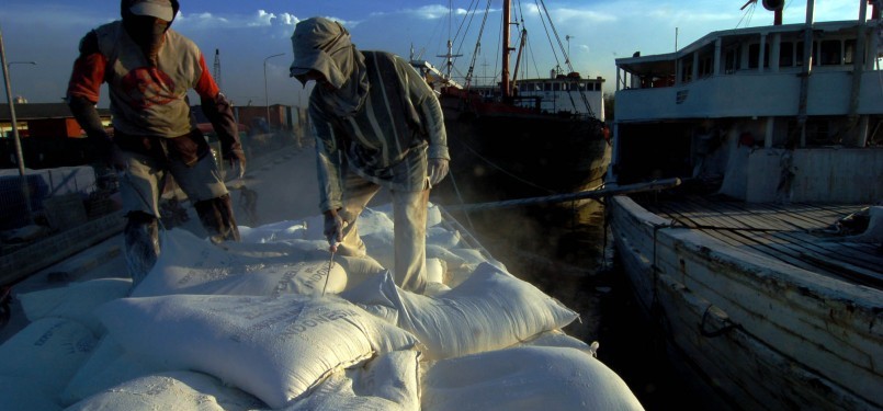 Sejumlah buruh angkut melakukan aktivitas bongkar muat di Pelabuhan Sunda Kelapa, Jakarta Utara, Minggu (12/2). (Republika/Prayogi)