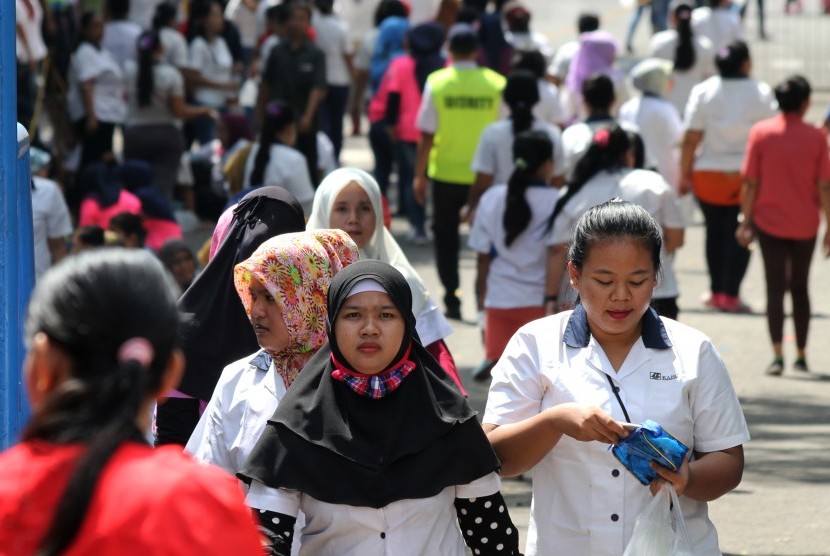 Sejumlah buruh beraktivitas saat waktu istirahat kerja di salah satu perusahaan industri di kawasan Tambun Selatan, Kabupaten Bekasi, Jawa Barat, Kamis (8/6).