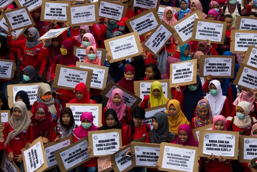 Sejumlah buruh berunjuk rasa di depan kantor Gubernur Jawa Timur, Surabaya, Senin (21/11). 