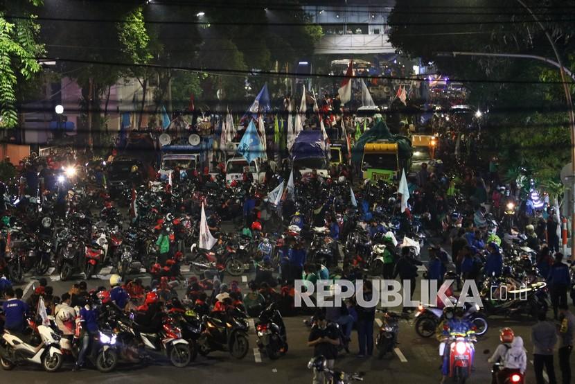 Sejumlah buruh berunjuk rasa di Jalan Basuki Rahmat, Surabaya, Jawa Timur, Selasa (30/11/2021). Unjuk rasa buruh dengan memenuhi jalan utama pusat Kota Surabaya tersebut untuk menuntut kenaikan Upah Minimum Kabupaten/Kota (UMK) 2022.