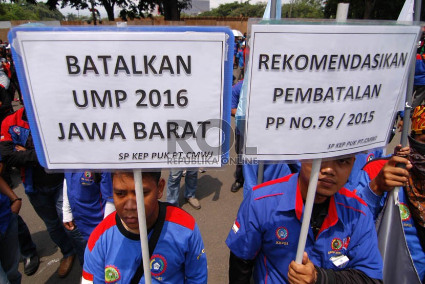 Buruh berunjuk rasa menolak upah minimum Provinsi dan menuntut pembatalan PP no 78/2015. 