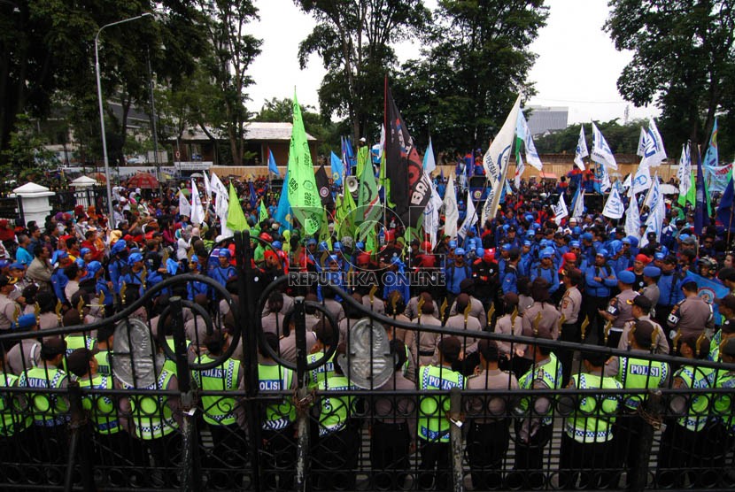 Sejumlah buruh berunjuk rasa terkait penolakan upah minimum Provinsi dan menuntut pembatalan PP no 78/2015 di Jalan Dipenogoro, Kota Bandung, Rabu (11/11). ( Foto: Septianjar Muharam )