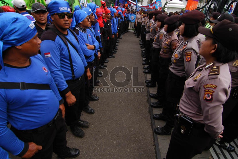 Sejumlah buruh berunjuk rasa terkait penolakan upah minimum Provinsi dan menuntut pembatalan PP no 78/2015 di Jalan Dipenogoro, Kota Bandung, Rabu (11/11). ( Foto: Septianjar Muharam )