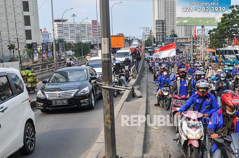 Sejumlah buruh dari berbagai aliansi menggelar aksi dorong motor di Jalan raya Cikarang-Cibarusah, Kabupaten Bekasi, Jawa Barat, Selasa (6/10/2020). Jabar Pastikan Hasil Pelebaran Jalan Cikarang-Cibarusah Berkualitas