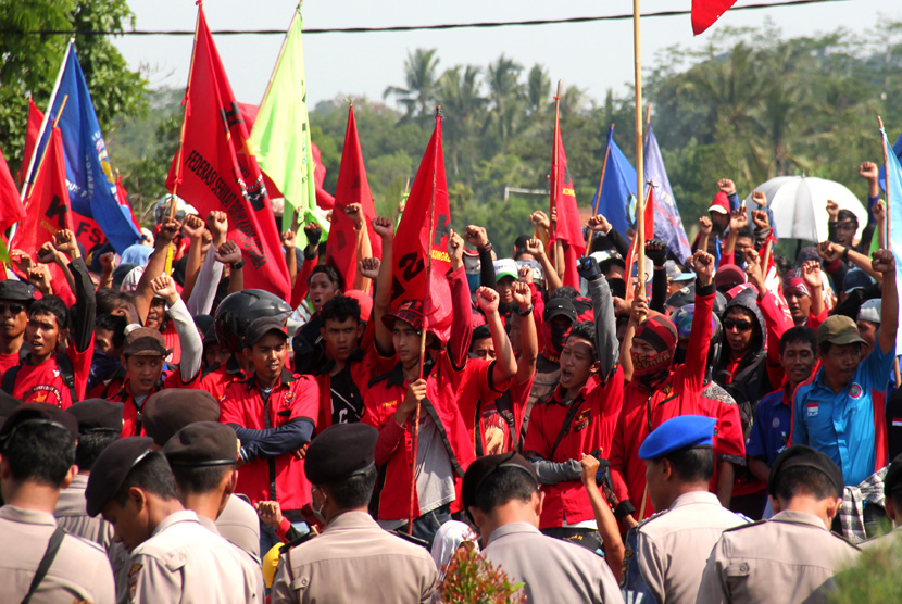 Sejumlah buruh dari berbagai aliansi se-Banten berunjuk rasa di depan Kantor DPRD Banten, di Serang, Kamis (10/12).