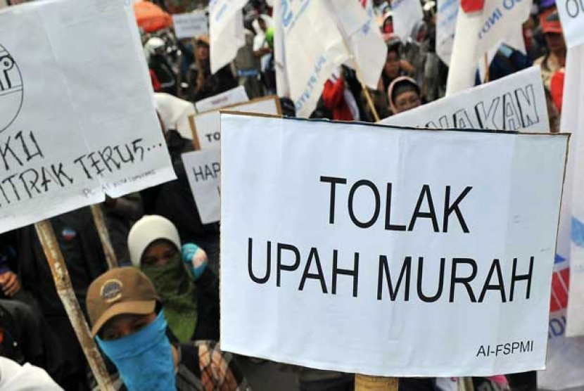  Sejumlah buruh dari Federasi Serikat Pekerja Metal Indonesia (FSPMI) membawa poster saat berlangsung unjuk rasa mendukung aksi mogok kerja nasional, di Semarang, Jateng, Rabu (3/10).