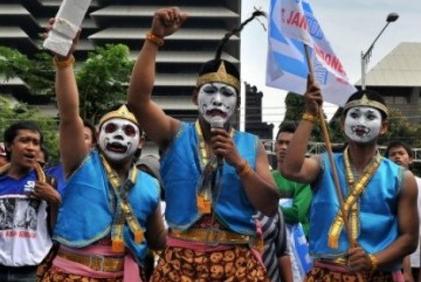 Sejumlah buruh dari Serikat Pekerja Nasional (SPN) mengenakan busana tokoh pewayangan saat memperingati Hari Buruh di Semarang. (Ilustrasi)