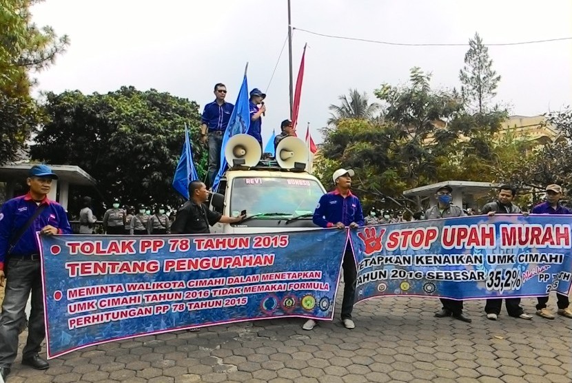 Sejumlah buruh di Cimahi berunjuk rasa di depan kantor Pemkot Cimahi, Kamis (5/11). Mereka meminta Pemkot tidak menerapkan aturan formula pengupahan buruh yang baru.