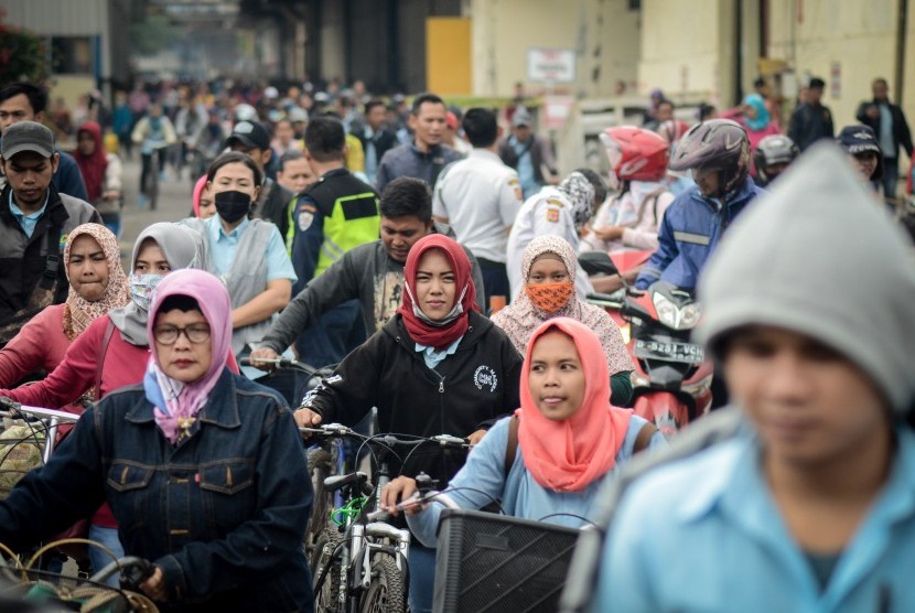 Sejumlah buruh keluar dari pabrik Kahatex di Kabupaten Sumedang, Jawa Barat (9/11/2018).