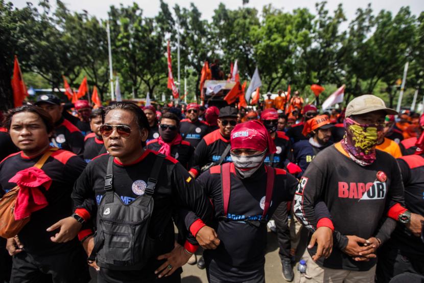 Sejumlah buruh melaksanakan aksi di depan Balai Kota DKI Jakarta.