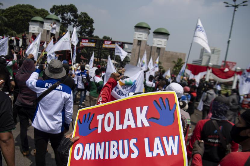 Sejumlah buruh melakukan aksi unjuk rasa di depan gedung DPR, Senayan, Jakarta, Rabu (29/7/). Gabungan serikat buruh berencana kembali menggelar demo besar di depan Gedung DPR saat pidato kenegaraan Presiden Jokowi pada 14 Agustus nanti. (ilustrasi)