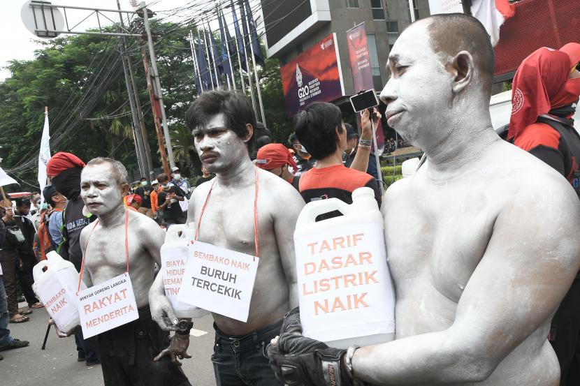 Sejumlah buruh melakukan aksi unjuk rasa di depan gedung Kementerian Perdagangan, Jakarta, Selasa (22/3/2022). Pada aksinya mereka menuntut harga minyak goreng turun dan harga bahan pokok turun jelang bulan Ramadhan. 