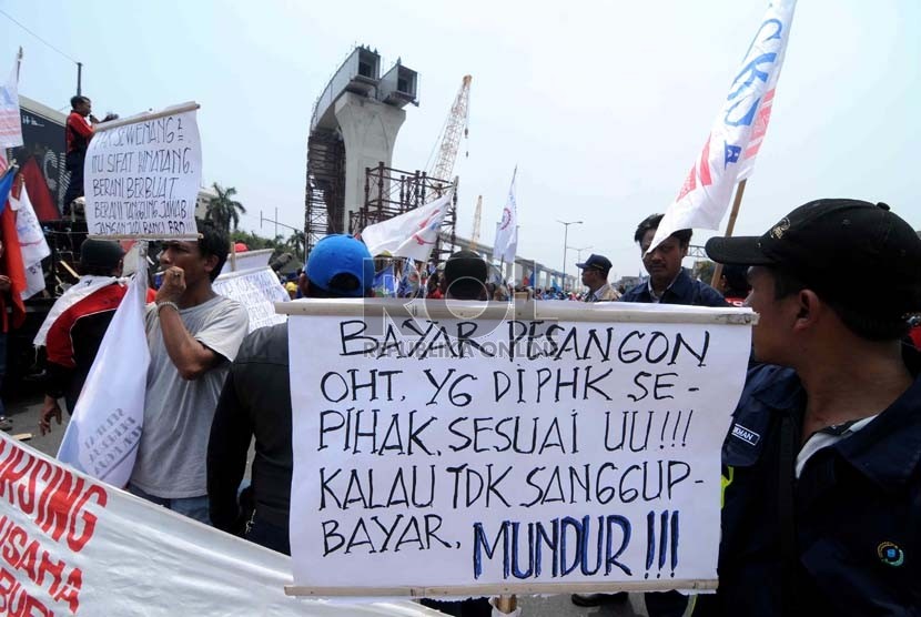  Sejumlah buruh melakukan aksi unjuk rasa di pintu masuk Jakarta International Container Terminal (JICT) di Pelabuhan Tanjung Priok, Jakarta,Rabu (3/10).(Wihdan Hidayat/Republika)