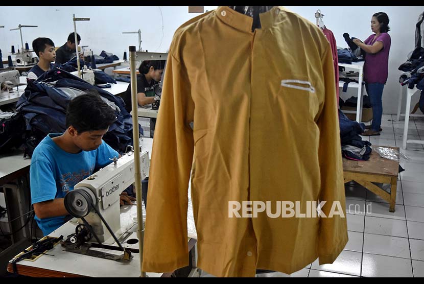 Sebanyak 113 perusahaan mengajukan penangguhan upah di Jabar. Foto: Sejumlah buruh memproduksi baju koko (baju muslim) di pabrik garmen.
