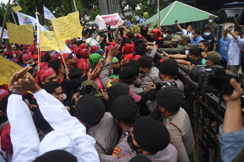 Sejumlah buruh mencoba menerobos pagar saat melakukan aksi unjuk rasa menolak upah minimum provinsi (UMP) di depan Balaikota DKI Jakarta, (ilustrasi)