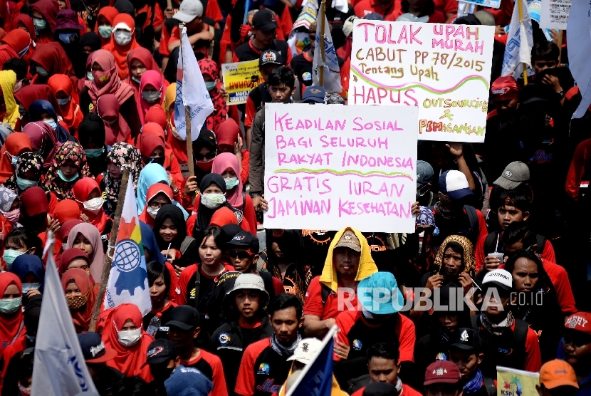 A number of labor organizations and unions conducted a long march at Jakarta's main street demanding better policies for Indonesian labors, Monday (May 1).