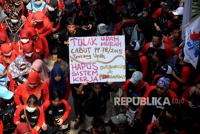 A number of labor organizations and unions conducted a long march at Jakarta's main street demanding better policies for Indonesian labors, Monday (May 1).