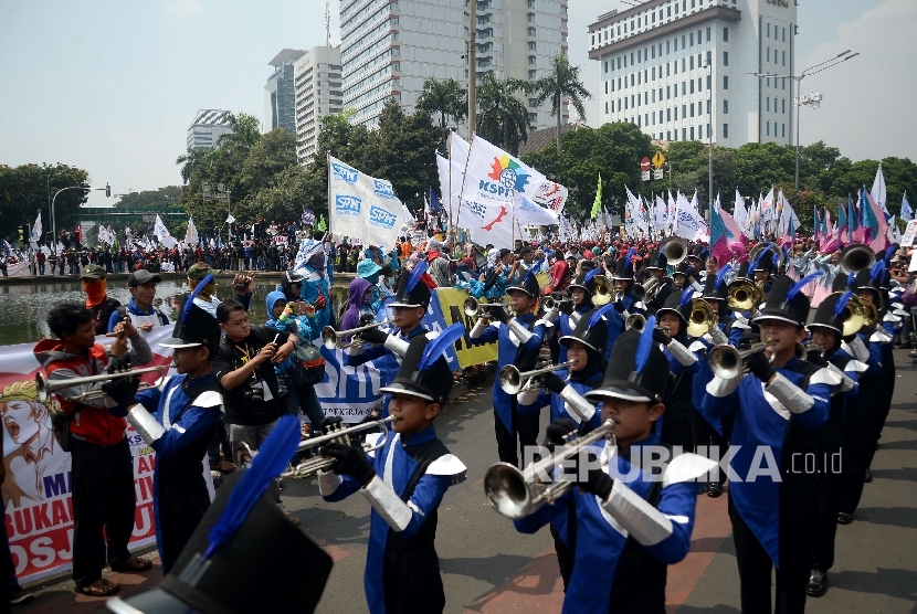 Sejumlah buruh menggelar aksi Hari Buruh Internasional di Jalan MH Thamrin, Jakarta, Pusat, Senin (1/5). 