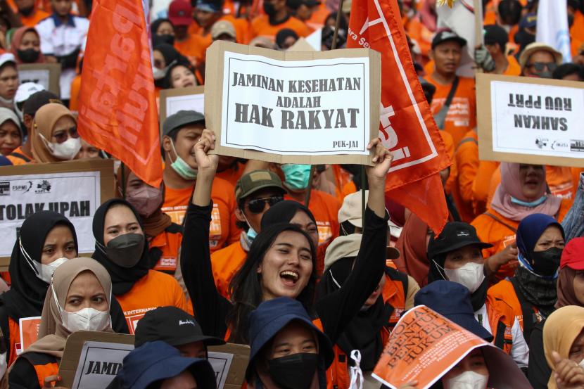 Sejumlah buruh mengikuti aksi di depan gedung DPRD Jawa Timur, Jalan Indrapura, Surabaya, Jawa Timur, Sabtu (14/5/2022). Aksi tersebut dalam rangka peringatan Hari Buruh Sedunia. 