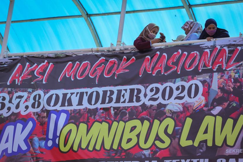 Sejumlah buruh mengikuti aksi mogok kerja di halaman PT Panarub Industry, Kota Tangerang, Banten, Selasa (6/10/2020). Aksi mogok kerja tersebut sebagai bentuk kekecewaan buruh atas pengesahan Undang-Undang Cipta Kerja yang dianggap merugikan kaum buruh.