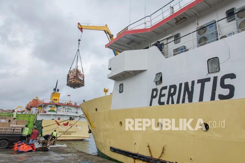 Sejumlah buruh pelabuhan mengangkut bahan pangan ke kapal perintis di Pelabuhan Yos Sudarso, Kota Ambon, Maluku, Kamis (2/9/2021). Kementerian Perhubungan memastikan akan memulai pembangunan pelabuhan baru di Ambon yang terintegrasi dengan pusat perikanan. 