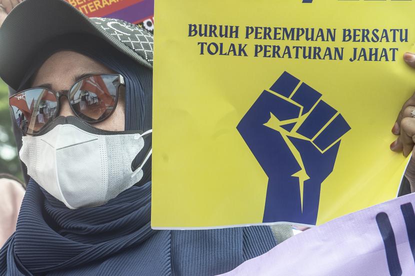 Sejumlah buruh perempuan melakukan aksi unjuk rasa dalam rangka memperingati Hari Perempuan Internasional di depan Gedung DPR, Jakarta. Dalam aksinya mereka menuntut agar adanya hak yang berkaitan dengan perempuan dalam pekerjaan. (ilustrasi)