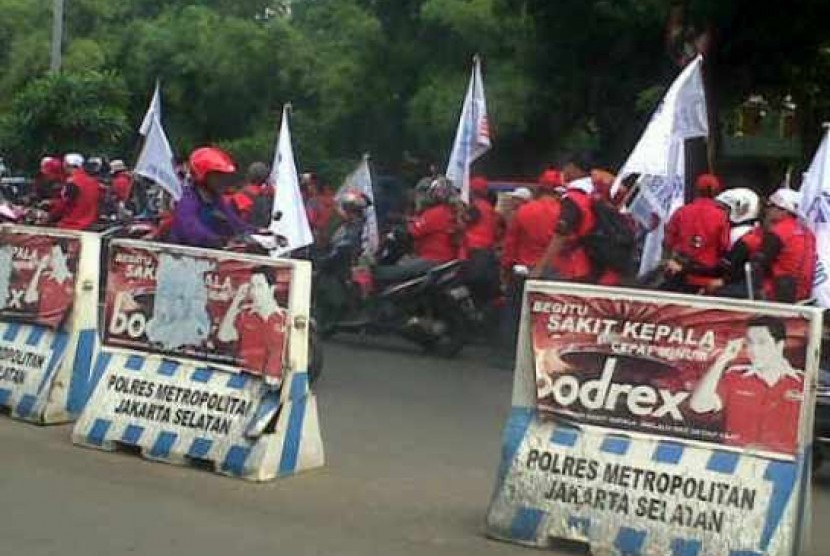 Sejumlah buruh peserta aksi unjuk rasa Peringatan Hari Buruh sudah tampak berbaris dengan kendaraan roda dua di depan TMP Kalibata, Jakarta Selatan, Selasa (1/5).